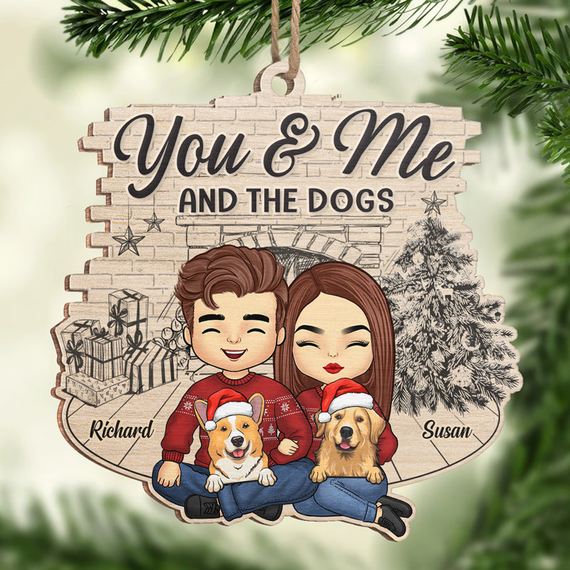 Toi, moi et les adorables chiens - Ornement personnalisé pour couple - Forme en bois personnalisée - Cadeau de Noël pour mari, femme, propriétaires d'animaux, amoureux des animaux