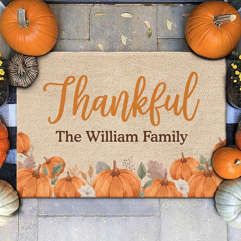 Les cœurs reconnaissants trouvent du réconfort à la maison - Tapis décoratif personnalisé pour la maison - Cadeau d'Halloween pour les membres de la famille