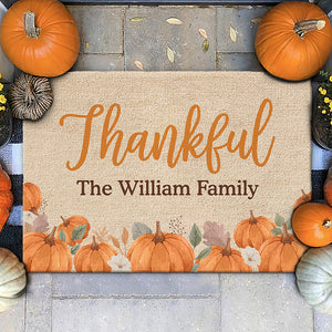 Les cœurs reconnaissants trouvent du réconfort à la maison - Tapis décoratif personnalisé pour la maison - Cadeau d'Halloween pour les membres de la famille