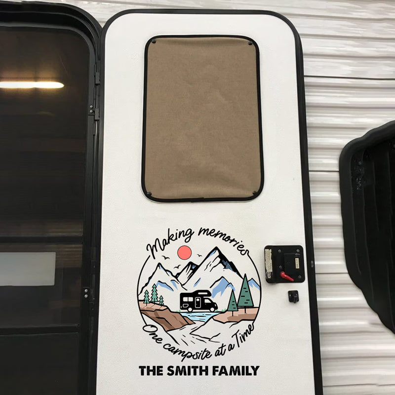 Un camping à la fois - Autocollant personnalisé pour camping-car - Cadeau pour les amateurs de camping