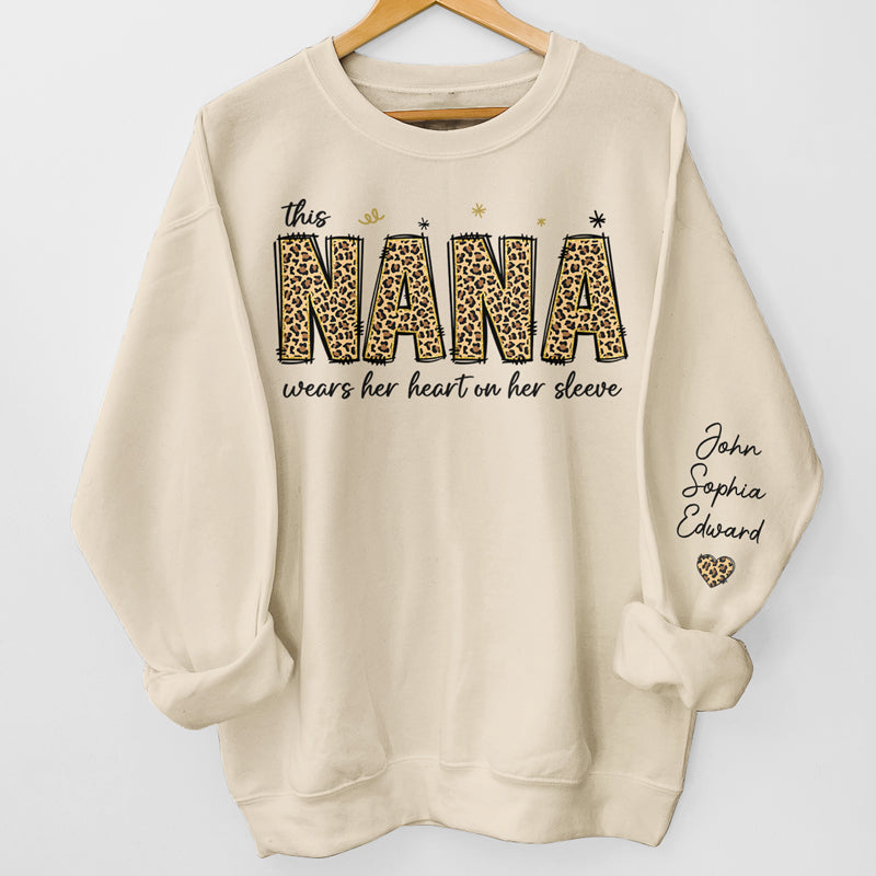 Cette grand-mère porte son cœur sur sa manche - Sweat-shirt unisexe personnalisé avec motif sur la manche - Cadeau d'anniversaire pour maman, grand-mère
