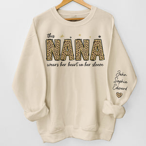 Cette grand-mère porte son cœur sur sa manche - Sweat-shirt unisexe personnalisé avec motif sur la manche - Cadeau d'anniversaire pour maman, grand-mère