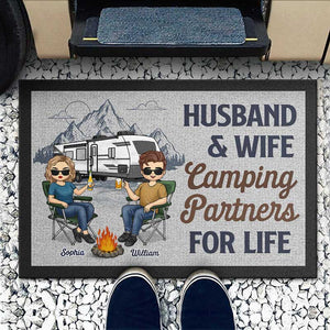 Le bonheur est une façon de voyager - Tapis décoratif personnalisé pour la maison - Cadeau de pendaison de crémaillère pour mari, femme et amoureux du camping