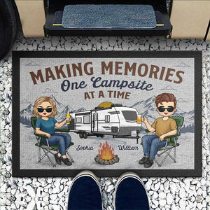 L'aventure en vaut la peine - Tapis décoratif personnalisé pour camping - Cadeau de pendaison de crémaillère pour mari, femme et amoureux du camping