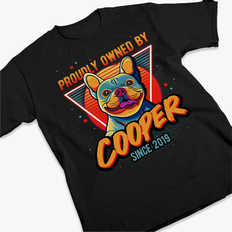 Fièrement détenu par un chien depuis le Pop Art - T-shirt, sweat à capuche et sweat-shirt unisexe personnalisé pour chien - Cadeau pour propriétaires et amoureux des animaux
