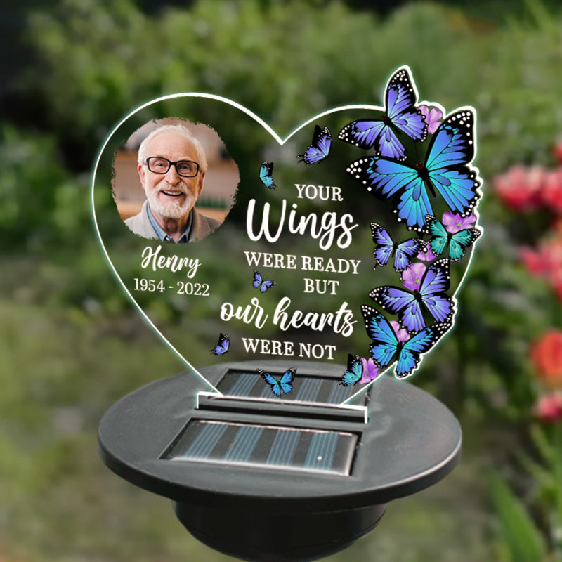 Photo personnalisée Vos ailes étaient prêtes, mais nos cœurs ne l'étaient pas - Lampe solaire de jardin personnalisée commémorative - Cadeau de condoléances pour les membres de la famille