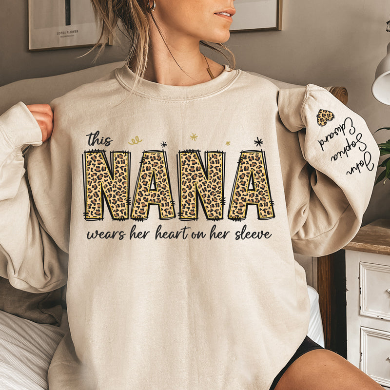 Cette grand-mère porte son cœur sur sa manche - Sweat-shirt unisexe personnalisé avec motif sur la manche - Cadeau d'anniversaire pour maman, grand-mère