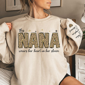 Cette grand-mère porte son cœur sur sa manche - Sweat-shirt unisexe personnalisé avec motif sur la manche - Cadeau d'anniversaire pour maman, grand-mère