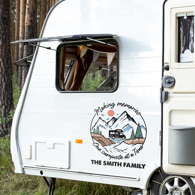 Un camping à la fois - Autocollant personnalisé pour camping-car - Cadeau pour les amateurs de camping