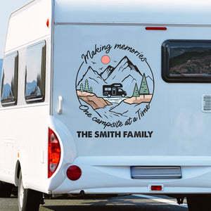 Un camping à la fois - Autocollant personnalisé pour camping-car - Cadeau pour les amateurs de camping