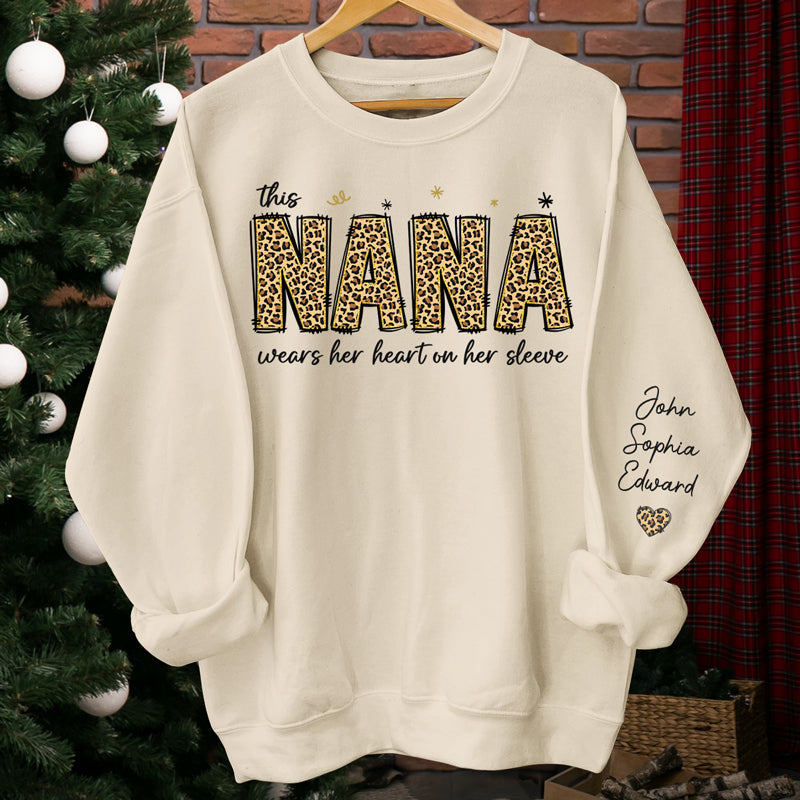 Cette grand-mère porte son cœur sur sa manche - Sweat-shirt unisexe personnalisé avec motif sur la manche - Cadeau d'anniversaire pour maman, grand-mère