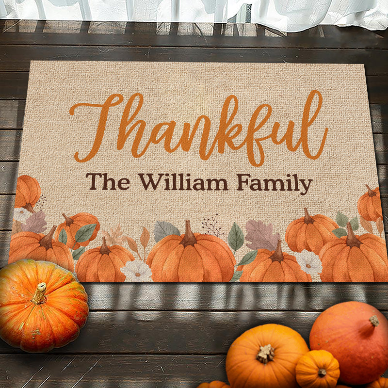 Les cœurs reconnaissants trouvent du réconfort à la maison - Tapis décoratif personnalisé pour la maison - Cadeau d'Halloween pour les membres de la famille