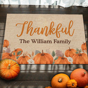 Les cœurs reconnaissants trouvent du réconfort à la maison - Tapis décoratif personnalisé pour la maison - Cadeau d'Halloween pour les membres de la famille