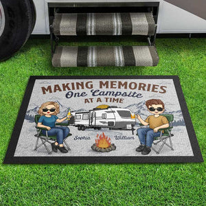 L'aventure en vaut la peine - Tapis décoratif personnalisé pour camping - Cadeau de pendaison de crémaillère pour mari, femme et amoureux du camping