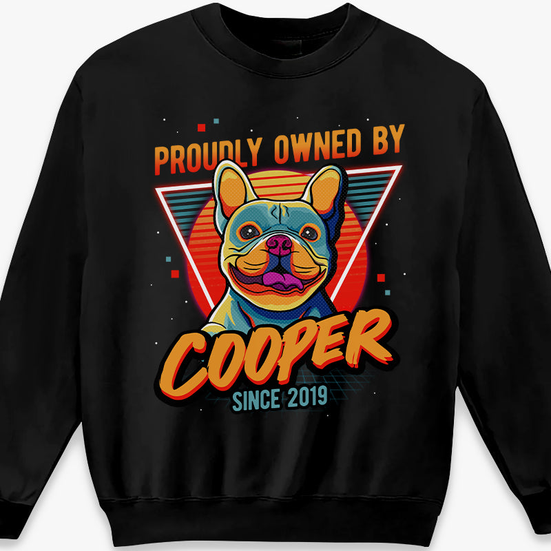Fièrement détenu par un chien depuis le Pop Art - T-shirt, sweat à capuche et sweat-shirt unisexe personnalisé pour chien - Cadeau pour propriétaires et amoureux des animaux
