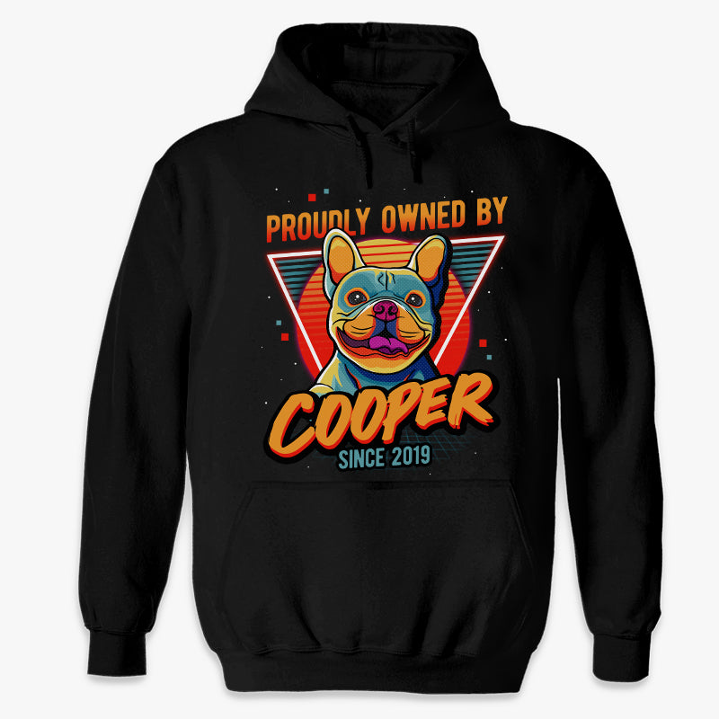 Fièrement détenu par un chien depuis le Pop Art - T-shirt, sweat à capuche et sweat-shirt unisexe personnalisé pour chien - Cadeau pour propriétaires et amoureux des animaux