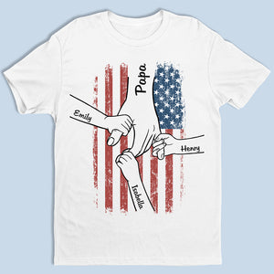 Main dans la main, je te protégerai - T-shirt patriotique unisexe personnalisé pour la famille, sweat à capuche, sweat-shirt - Fête des pères, Jour de l'Indépendance, 4 juillet, cadeau d'anniversaire pour papa