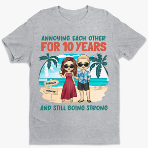 Heureux de s'embêter mutuellement pendant des années et toujours aussi forts - T-shirt unisexe personnalisé pour couple, sweat à capuche, sweat-shirt - Vacances d'été, cadeau pour mari et femme, anniversaire