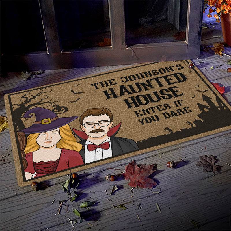 La Maison Hantée - Tapis décoratif personnalisé pour couple, décoration d'intérieur, sorcière - Cadeau d'Halloween pour sorcières, mari, femme, propriétaires d'animaux, amoureux des animaux