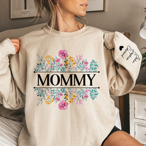 Dans le jardin de grand-mère, l'amour pousse comme des fleurs - Sweat-shirt unisexe personnalisé avec motif sur la manche - Cadeau d'anniversaire pour maman, grand-mère
