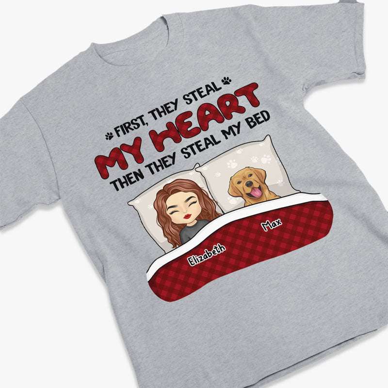 D'abord ils volent mon cœur, puis ils volent mon lit - T-shirt, sweat à capuche, sweat-shirt unisexe personnalisé pour chien et chat - Cadeau pour les propriétaires d'animaux et les amoureux des animaux