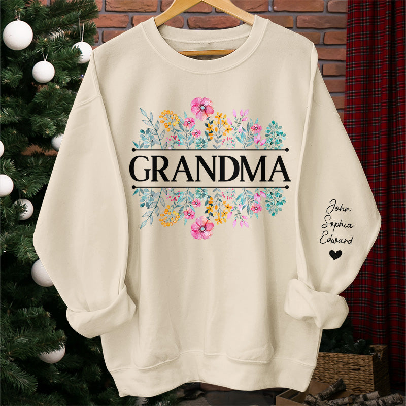 Dans le jardin de grand-mère, l'amour pousse comme des fleurs - Sweat-shirt unisexe personnalisé avec motif sur la manche - Cadeau d'anniversaire pour maman, grand-mère