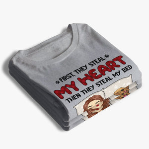 D'abord ils volent mon cœur, puis ils volent mon lit - T-shirt, sweat à capuche, sweat-shirt unisexe personnalisé pour chien et chat - Cadeau pour les propriétaires d'animaux et les amoureux des animaux