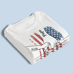 Main dans la main, je te protégerai - T-shirt patriotique unisexe personnalisé pour la famille, sweat à capuche, sweat-shirt - Fête des pères, Jour de l'Indépendance, 4 juillet, cadeau d'anniversaire pour papa