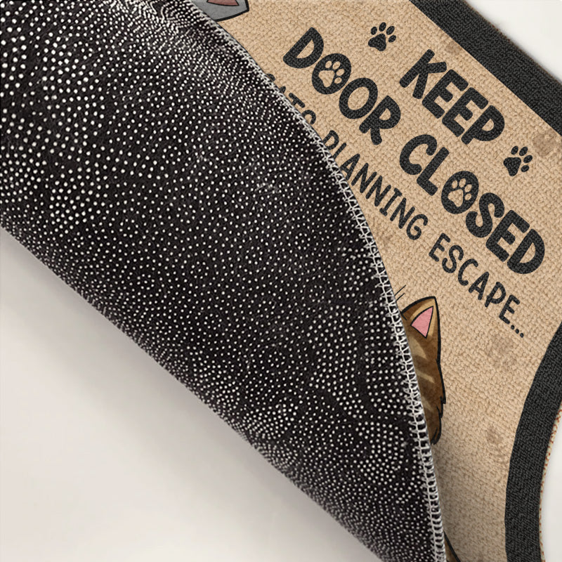 Gardez la porte fermée, ne laissez pas sortir le chat, quoi qu'il vous dise - Tapis décoratif personnalisé pour chat - Cadeau de pendaison de crémaillère, cadeau pour les propriétaires d'animaux, les amoureux des animaux