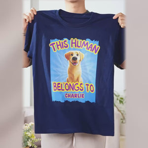 Cet humain a été adopté par moi - T-shirt unisexe personnalisé pour chien, t-shirt premium, sweat à capuche - Cadeau pour propriétaires d'animaux et amoureux des animaux