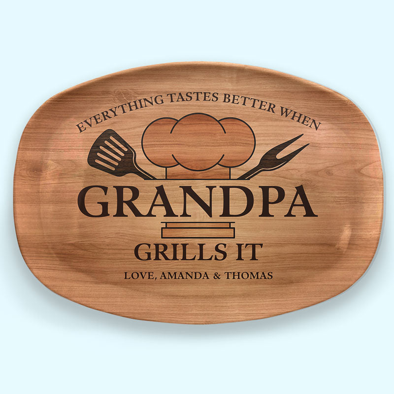 Tout est meilleur quand grand-père le fait griller ! Plateau personnalisé pour la famille ! Fête des Pères. Cadeau d'anniversaire pour grand-père ou papa.