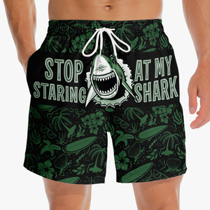 Arrête de me regarder fixement ! Short de plage hawaïen personnalisé et humoristique pour homme, motif tropical Aloha ! Cadeau idéal pour les vacances d'été ou les anniversaires de mariage.