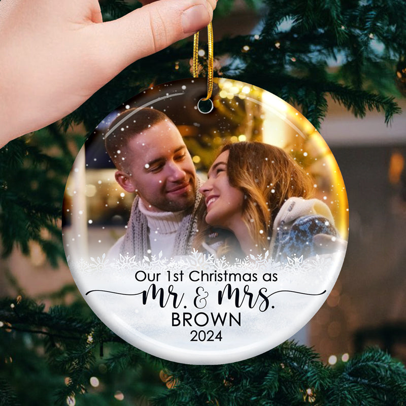 Notre premier Noël en tant que M. et Mme - Décoration de Noël personnalisée en céramique de forme ronde - Télécharger une image, cadeau pour couple, mari et femme, anniversaire, fiançailles, mariage, cadeau de mariage, cadeau de Noël