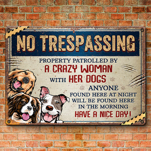 Toute personne trouvée ici la nuit sera trouvée ici le matin - Plaque en métal personnalisée pour décoration d'intérieur avec chien - Cadeau de pendaison de crémaillère pour propriétaires d'animaux et amoureux des animaux