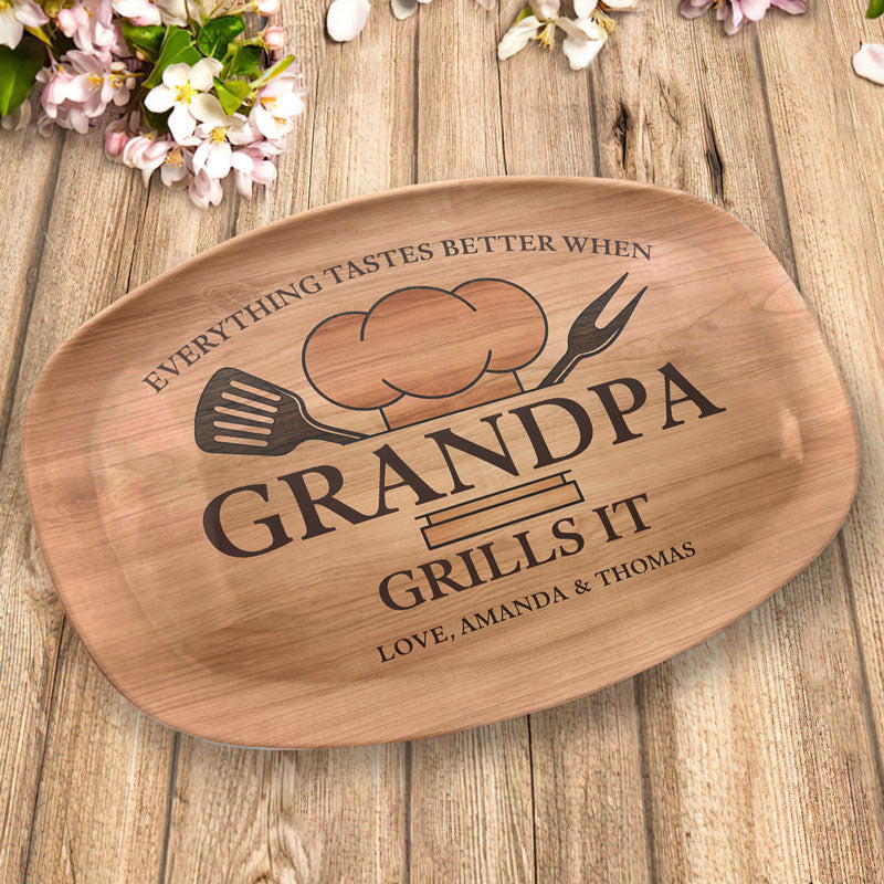 Tout est meilleur quand grand-père le fait griller ! Plateau personnalisé pour la famille ! Fête des Pères. Cadeau d'anniversaire pour grand-père ou papa.