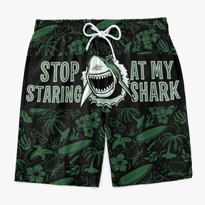 Arrête de me regarder fixement ! Short de plage hawaïen personnalisé et humoristique pour homme, motif tropical Aloha ! Cadeau idéal pour les vacances d'été ou les anniversaires de mariage.