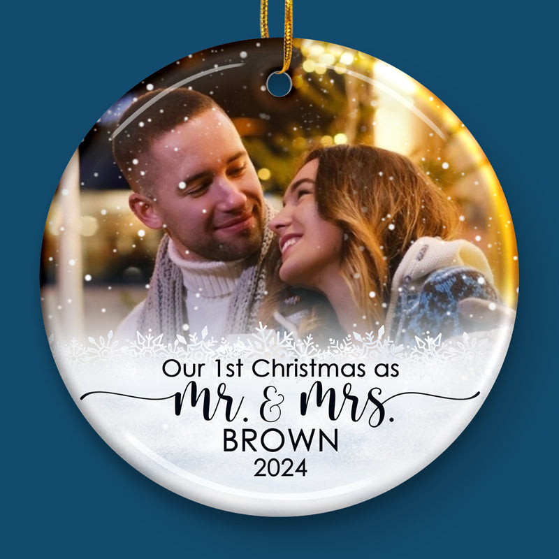 Notre premier Noël en tant que M. et Mme - Décoration de Noël personnalisée en céramique de forme ronde - Télécharger une image, cadeau pour couple, mari et femme, anniversaire, fiançailles, mariage, cadeau de mariage, cadeau de Noël