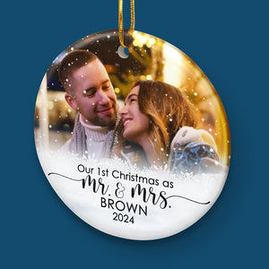 Notre premier Noël en tant que M. et Mme - Décoration de Noël personnalisée en céramique de forme ronde - Télécharger une image, cadeau pour couple, mari et femme, anniversaire, fiançailles, mariage, cadeau de mariage, cadeau de Noël