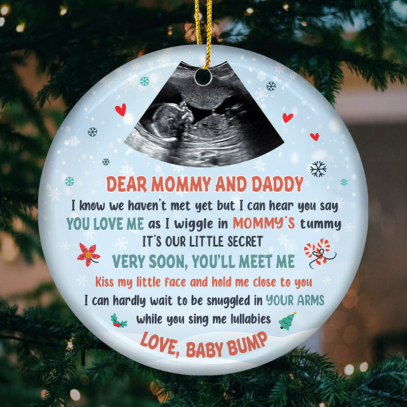 Lettre photo personnalisée de Baby Bump - Ornement personnalisé familial - Forme ronde en céramique - Cadeau de Noël pour la première maman