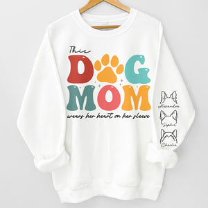 Cette maman à fourrure porte son cœur - Sweat-shirt unisexe personnalisé pour chien avec motif sur la manche - Cadeau pour les propriétaires d'animaux et les amoureux des animaux