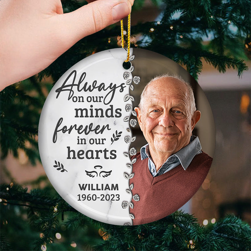 Photo personnalisée « Tu resteras à jamais dans nos cœurs » – Ornement personnalisé commémoratif personnalisé – Forme ronde en céramique – Cadeau de Noël, cadeau de condoléances pour les membres de la famille