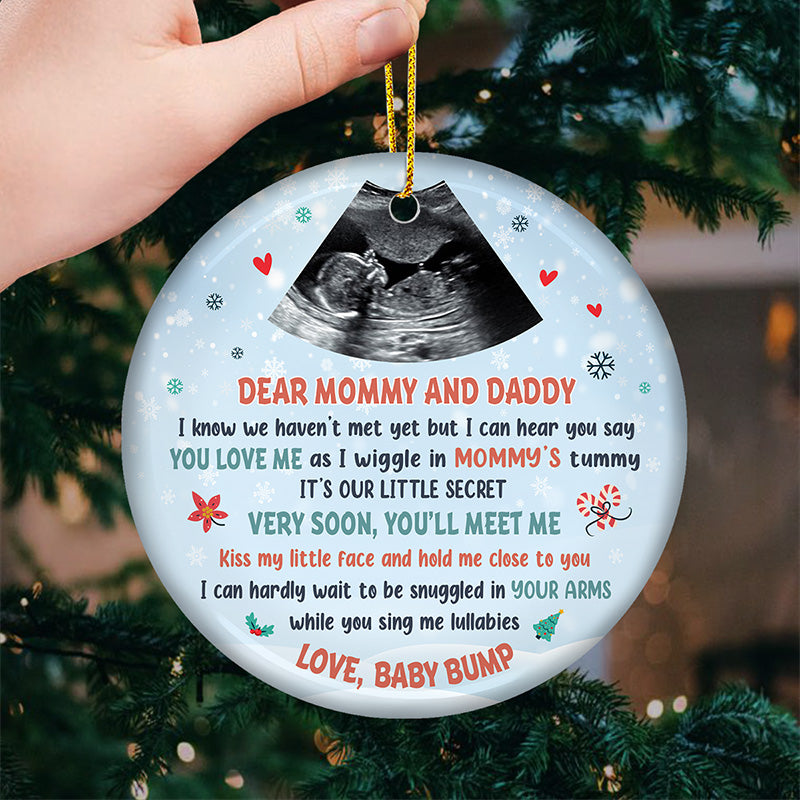 Lettre photo personnalisée de Baby Bump - Ornement personnalisé familial - Forme ronde en céramique - Cadeau de Noël pour la première maman