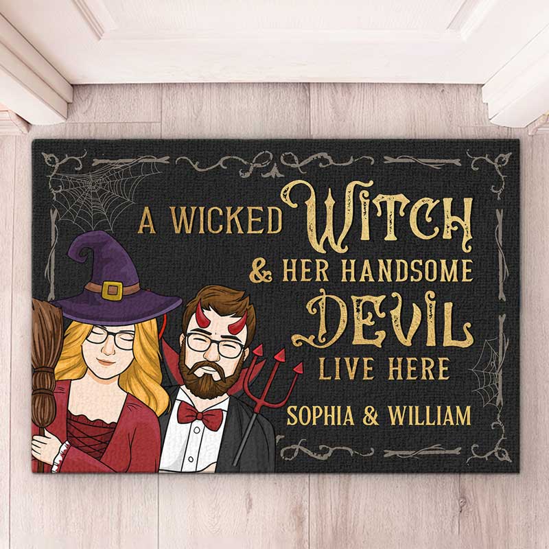 Une méchante sorcière et son beau diable vivent ici - Tapis décoratif personnalisé pour couple - Cadeau d'Halloween pour sorcières, mari et femme