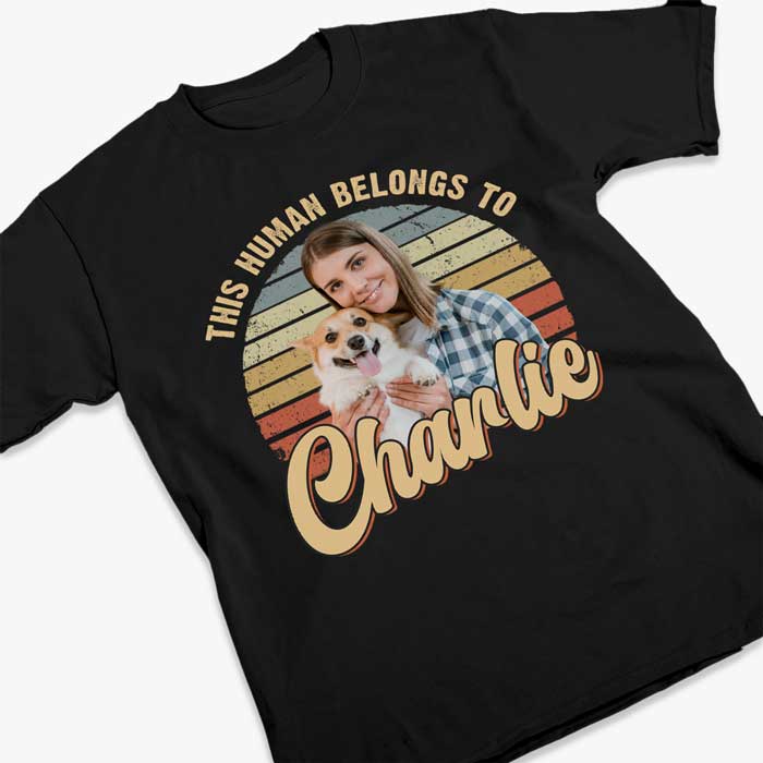 Photo personnalisée « J'appartiens à cet ami à quatre pattes » - T-shirt unisexe personnalisé, sweat à capuche, sweat-shirt - Cadeau pour propriétaires d'animaux et amoureux des animaux