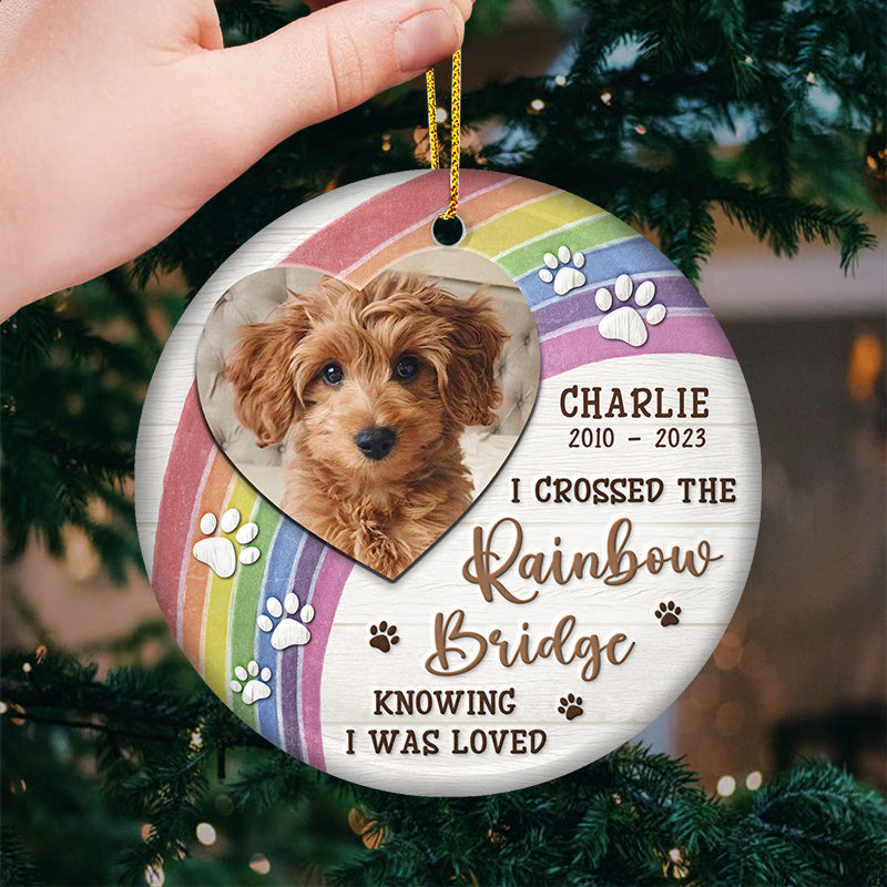 Photo personnalisée « J'ai traversé le pont arc-en-ciel » - Ornement commémoratif personnalisé - Forme ronde en céramique - Cadeau de Noël, cadeau de condoléances pour les propriétaires d'animaux et les amoureux des animaux