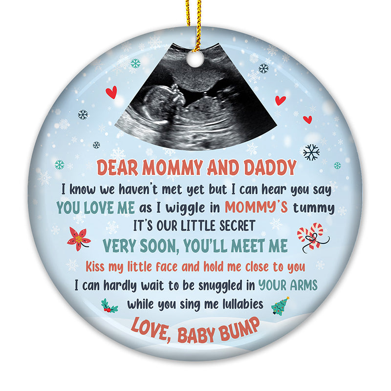 Lettre photo personnalisée de Baby Bump - Ornement personnalisé familial - Forme ronde en céramique - Cadeau de Noël pour la première maman