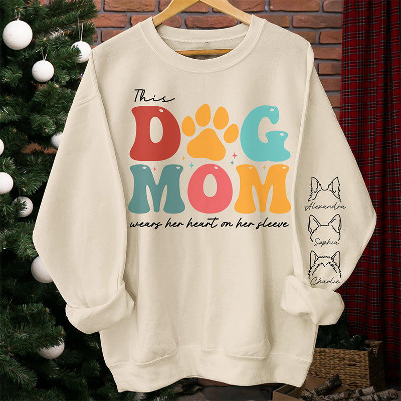 Cette maman à fourrure porte son cœur - Sweat-shirt unisexe personnalisé pour chien avec motif sur la manche - Cadeau pour les propriétaires d'animaux et les amoureux des animaux