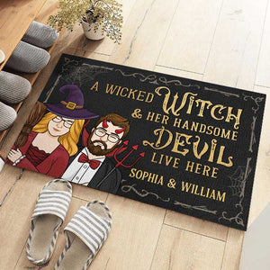 Une méchante sorcière et son beau diable vivent ici - Tapis décoratif personnalisé pour couple - Cadeau d'Halloween pour sorcières, mari et femme