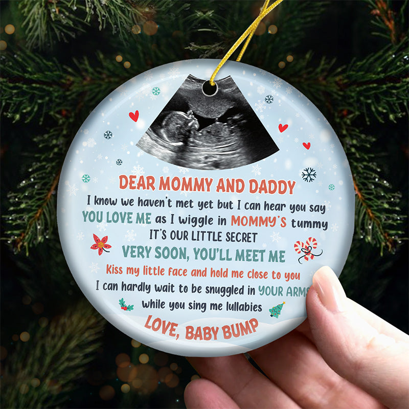 Lettre photo personnalisée de Baby Bump - Ornement personnalisé familial - Forme ronde en céramique - Cadeau de Noël pour la première maman