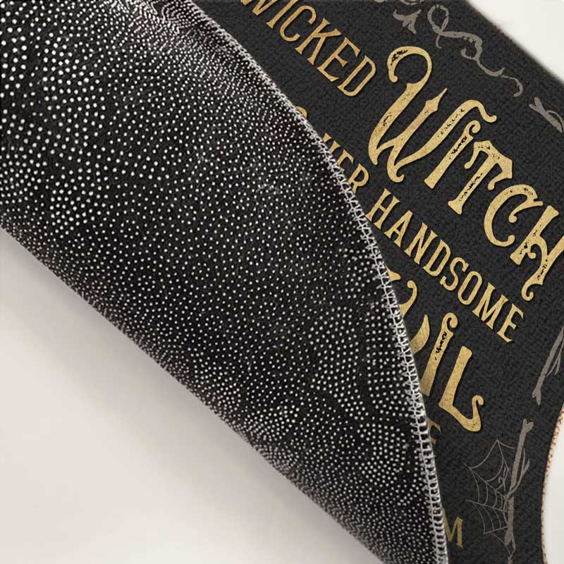 Une méchante sorcière et son beau diable vivent ici - Tapis décoratif personnalisé pour couple - Cadeau d'Halloween pour sorcières, mari et femme
